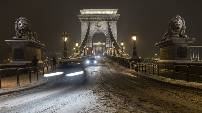 Folytatódik a havazás Budapesten, balesetek is történtek