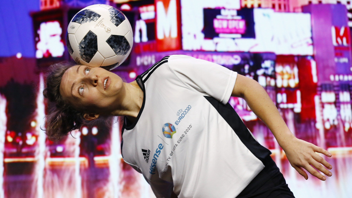 Szász Kitti, a szabadstílusú futball világbajnoka fellép a Hisense kínai cégcsoport sajtótájékoztatója előtt, amelyet a Nemzetközi Szórakoztatóelektronikai Kiállításon (CES) tartanak Las Vegasban 2019. január 8-án.