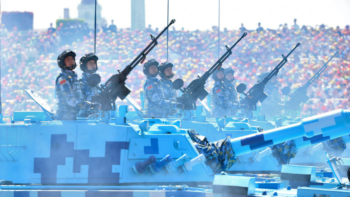 Peking, 2015. szeptember 3.Kínai katonák páncélozott harcjárműveken a pekingi Tiananmen téren 2015. szeptember 3-án, a Kína Japánnal szemben az 1930-as, 1940-es években folytatott ellenálló háborújának, egyben a II. világháború végének 70. évfordulója alkalmából rendezett katonai parádén. (MTI/EPA/Vu Hong)