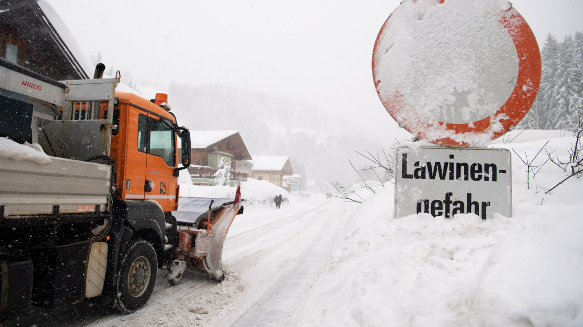 Lavinaveszélyre figyelmeztető közlekedési jelzőtábla az ausztriai Filzmoosban 2019. január 8-án. Ausztria több tartományában nagy a lavinaveszély az utóbbi napokban lehullott, jelentős mennyiségű hó miatt.