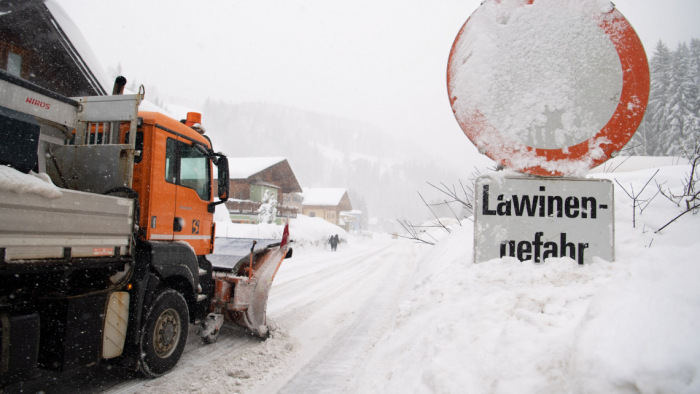 Tovább romolhat a helyzet Ausztriában az erős havazás miatt