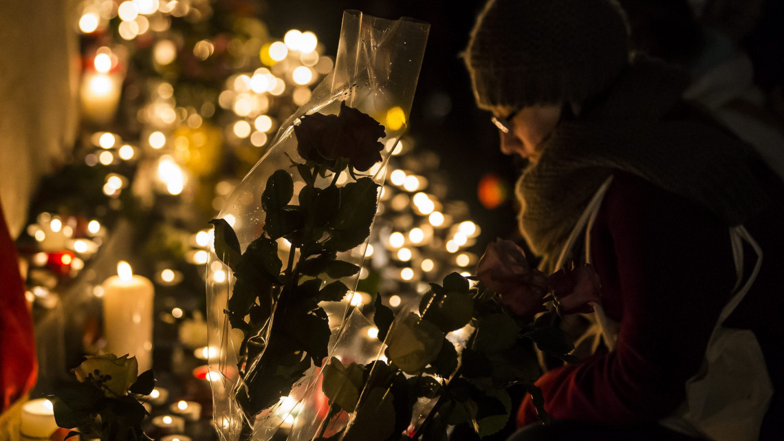 Párizs, 2016. november 14.Egy nő egyperces néma csenddel emlékezik az áldozatokra gyertyák és virágok között a 130 halálos áldozatot követelő párizsi terrormerényletek első évfordulóján a párizsi Köztársaság téren 2016. november 13-án. (MTI/EPA/Ian Langsdon)