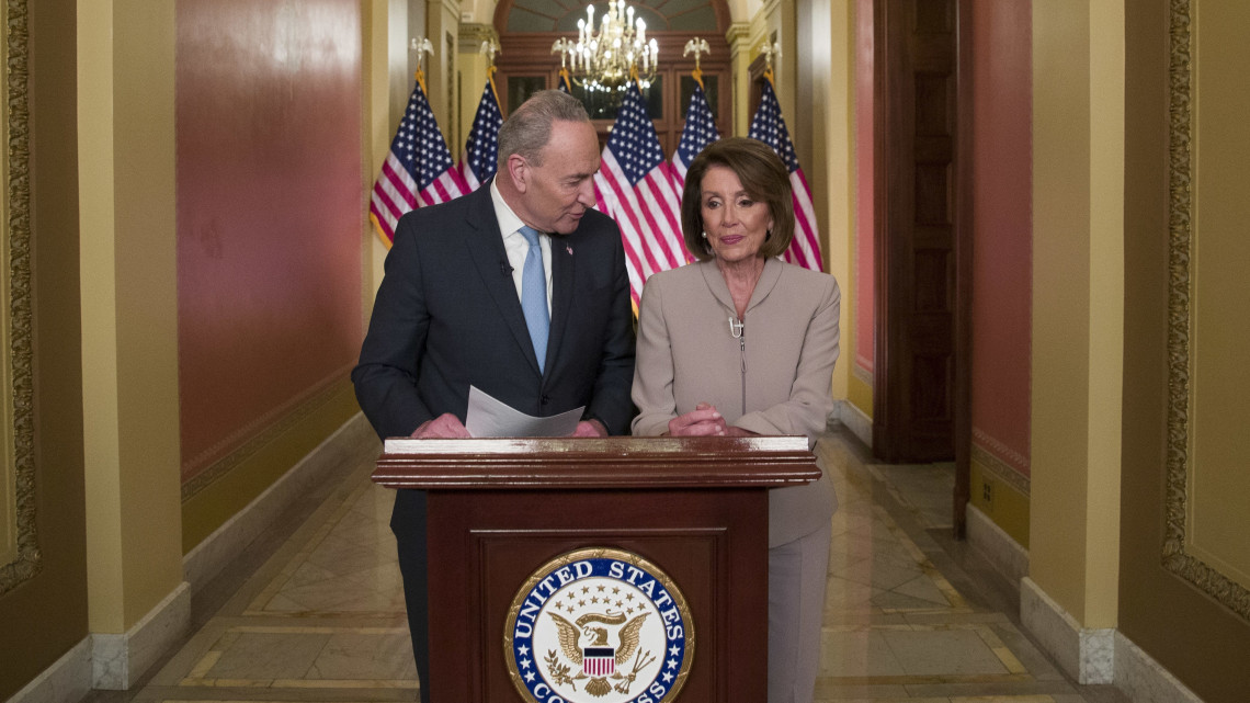 Chuck Schumer, New York-i szenátor, az amerikai szenátus demokrata párti frakciójának vezetője (b) és Nancy Pelosi, a képviselőház demokrata elnöke sajtótájékoztatót tart a törvényhozás washingtoni épületében, a Capitoliumban 2019. január 8-án, Donald Trump amerikai elnöknek a nemzethez intézett televíziós beszéde után. Trump kitart a déli határok védelme mellett, és ehhez változatlanul 5,6 milliárd dollárt kér a törvényhozóktól.