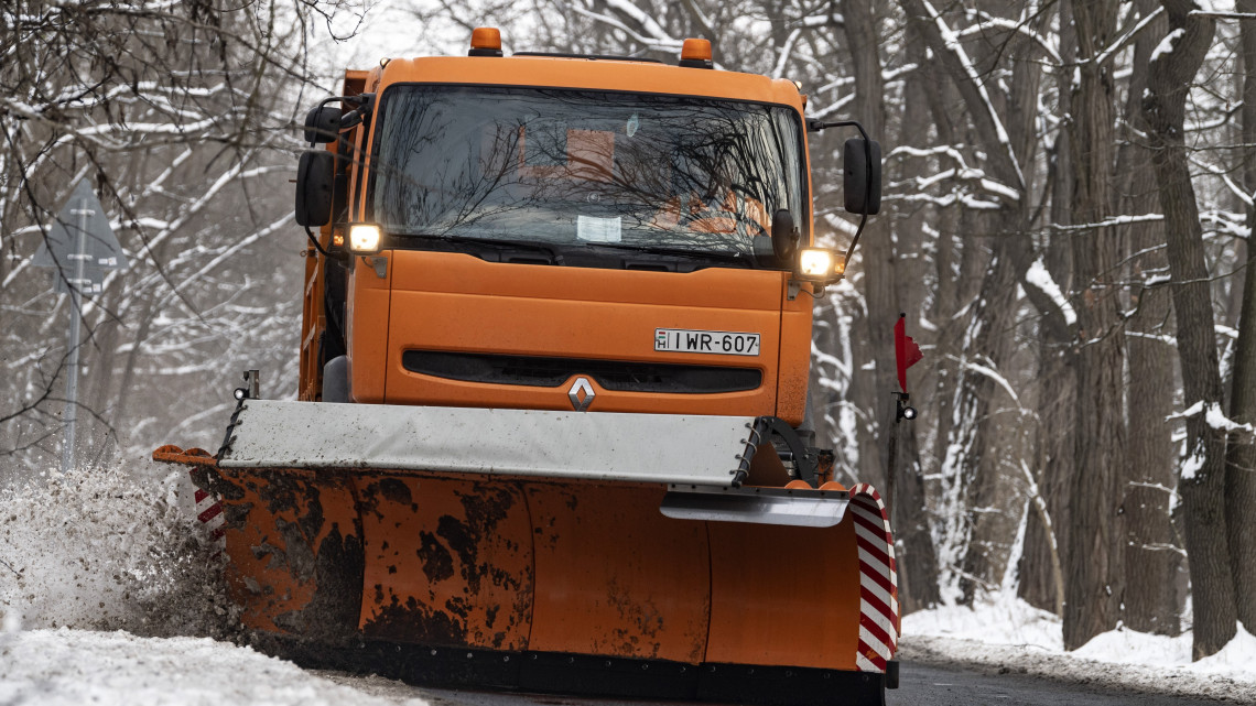A Magyar Közút Nonprofit Zrt. munkagépe takarítja a havat az útpadkáról Pest megyében, Pusztavacs és Örkény között 2019. január 9-én.