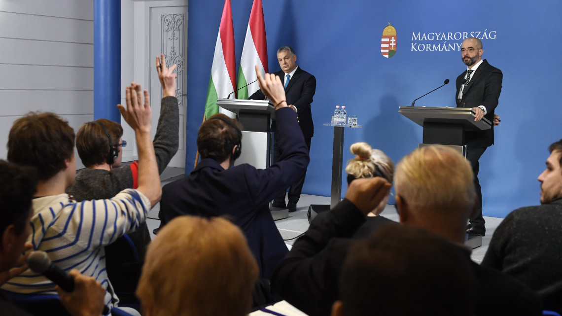 Orbán Viktor miniszterelnök (b) a Kormányinfó sajtótájékoztatón a Miniszterelnöki Kabinetiroda Garibaldi utcai sajtótermében 2019. január 10-én. Mellette Kovács Zoltán, a Miniszterelnöki Kabinetiroda nemzetközi kommunikációért felelős államtitkára.