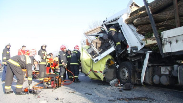Fotók az M7-esen történt súlyos kamionbalesetről