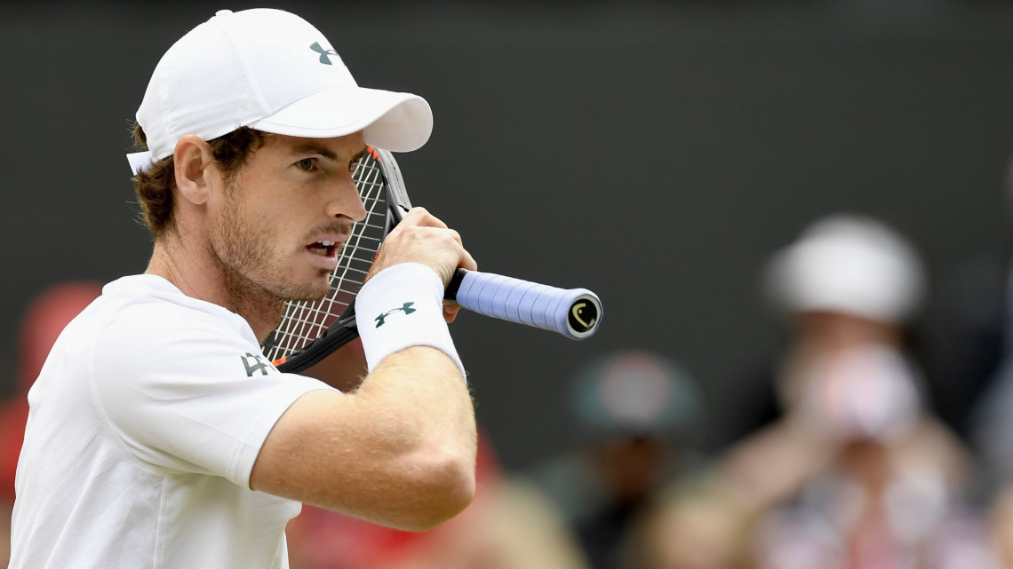 Wimbledon, 2017. július 12.A brit Andy Murray játszik az amerikai Sam Querrey ellen a wimbledoni teniszbajnokság férfi egyesének negyeddöntőjében Wimbledonban 2017. július 12-én. (MTI/EPA/Will Oliver)