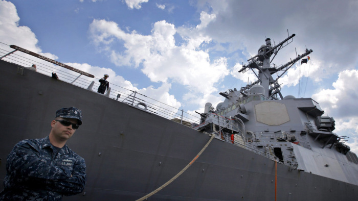 Amerikai hadihajó miatt áll a bál a Balti-tengeren