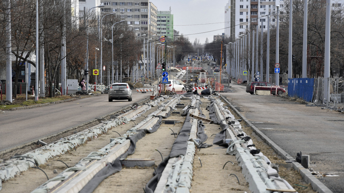 A villamosvágányok nyomvonalának építési munkálatai a XI. kerületi Etele úton 2019. január 2-án. A munkálatok során az 1-es villamos vonalát az Etele út-Fehérvári út kereszteződésétől az Etele térig hosszabbítják meg.