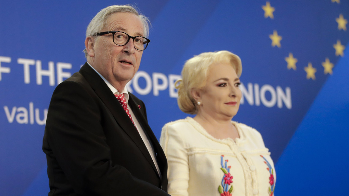Viorica Dancila, az Európai Unió soros elnökségét betöltő Románia miniszterelnöke (j) és Jean-Claude Juncker, az Európai Bizottság elnöke a bukaresti kormányhivatalban, a Viktória-palotában 2019. január 11-én. Románia január 1-től fél éven át látja el az EU soros elnöki tisztségét.