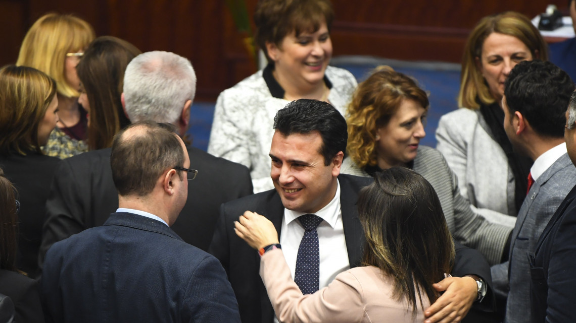Zoran Zaev macedón miniszterelnök (k) a szkopjei parlament üléstermében 2019. január 11-én, miután a törvényhozók megszavazták az ország nevének megváltoztatásáról szóló alkotmánymódosítást. Az ország új neve Észak-Macedónia lesz.