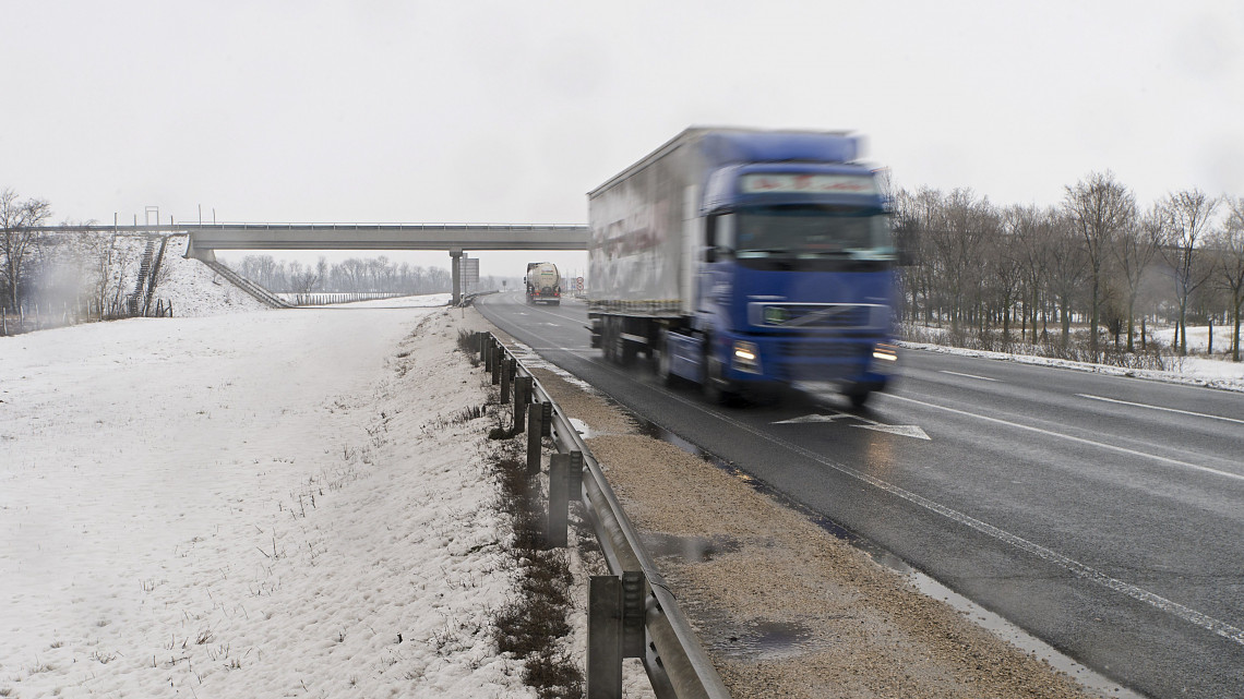 M15-ös autóút Rajka határában 2018. február 8-án. Tizennégy és fél kilométer hosszan, 19,3,5 milliárd forint európai uniós és hazai költségvetési forrásból kétszer kétsávosra bővítik 2020 tavaszára az M15-ös autóutat az M1-es autópálya és a magyar-szlovák határ között.