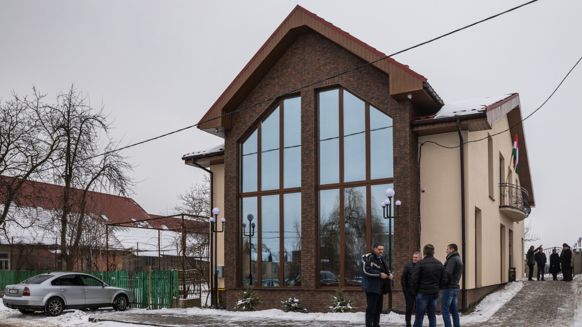 A Nagydobronyi Magyar Ház épülete az átadása napján a kárpátaljai Nagydobronyban, 2019. január 12-én.