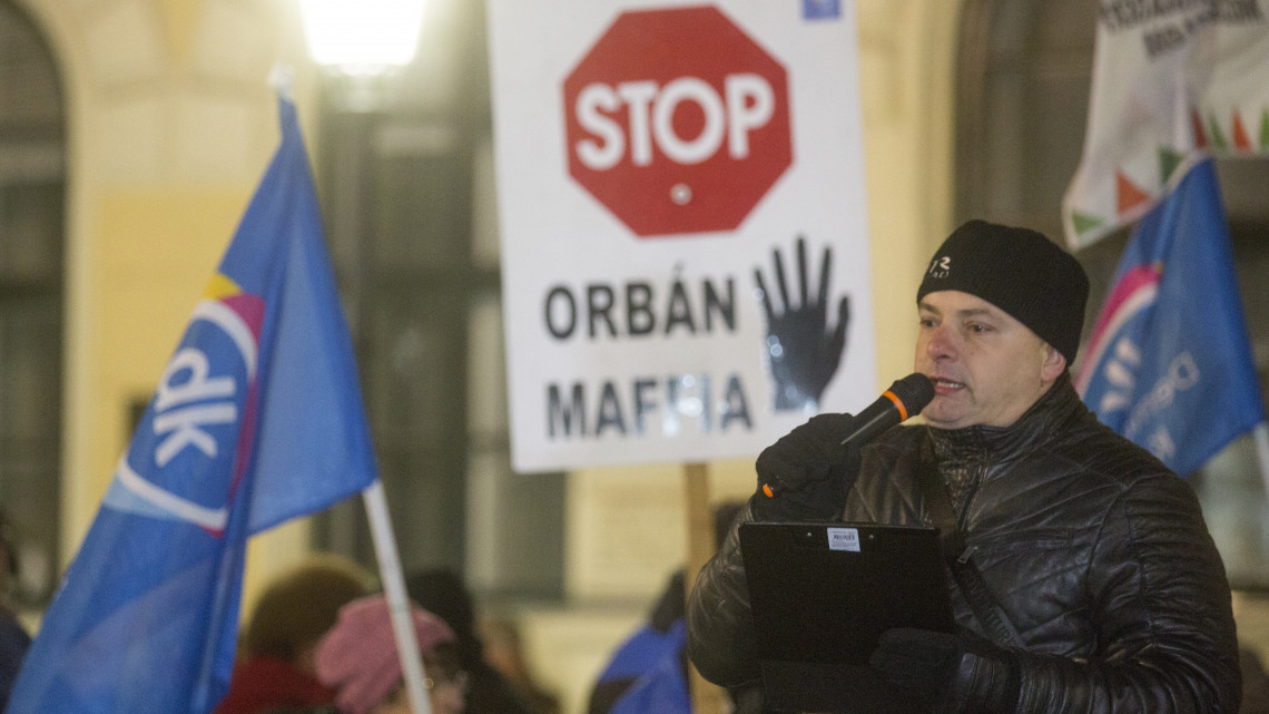 Nika István, a Magyar Dolgozók Szakszervezetének elnökségi tagja beszédet mond 2019. január 12-én a békéscsabai Kossuth téren, ahol a munka törvénykönyvének módosítása, valamint a kormány ellen tüntettek parlamenti és azon kívüli ellenzéki pártok.