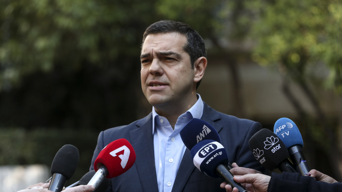 Alekszisz Ciprasz görög miniszterelnök nyilatkozik az athéni kormányfői rezidencia, a Maximosz-villa előtt 2019. január 13-án, miután a macedón-görög névvitát lezáró megállapodás elleni tiltakozásul lemondott Panosz Kammenosz védelmi miniszter. A Független Görögök (ANEL) pártot vezető Kammenosz szervezetének hat miniszterét is visszahívta a koalíciós kormányból.