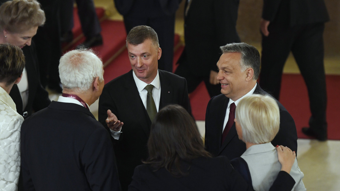 Orbán Viktor miniszterelnök, a Fidesz elnöke, az országgyűlési választásokon győztes Fidesz-KDNP pártszövetség miniszterelnök-jelöltje (j) és Kubatov Gábor, a Fidesz alelnöke, országos pártigazgató a résztvevőkkel beszélget a Fidesz-KDNP frakciójának fotózása után az Országház főlépcsőjén az Országgyűlés alakuló ülése előtt 2018. május 8-án.