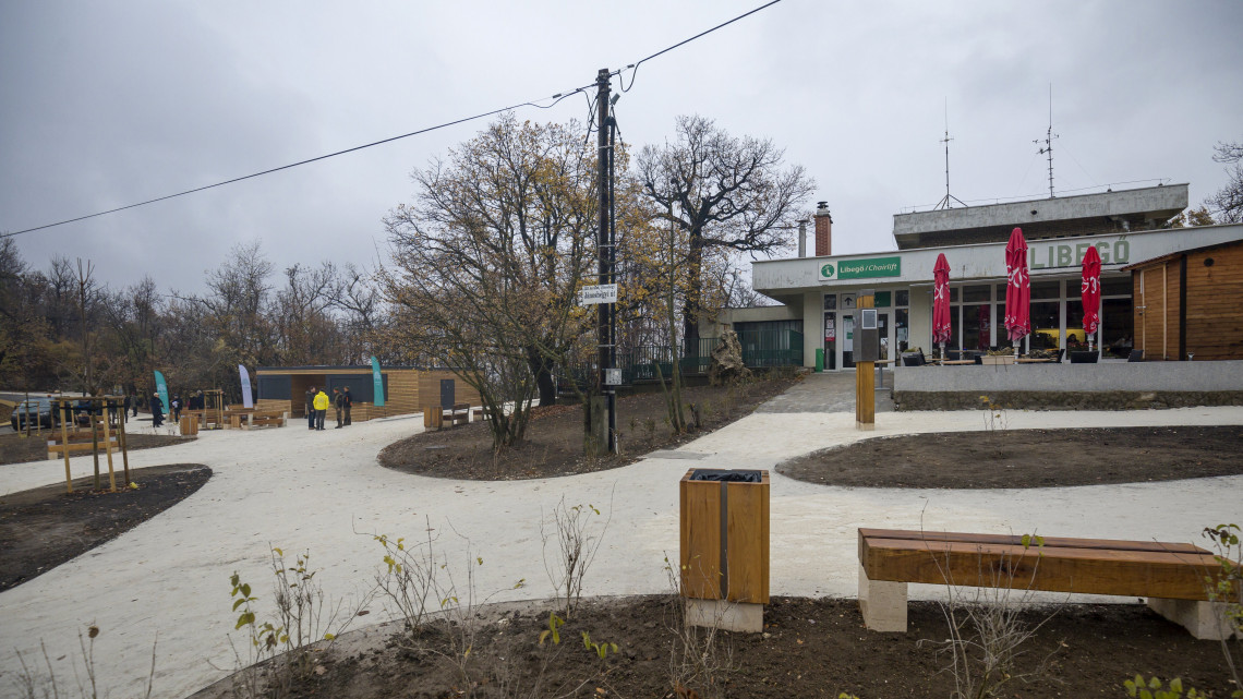 A Libegő János-hegyi végállomásának megújult környéke a Normafán az átadó napján, 2018. november 22-én. A területen pihenőpark létesült mobil pavilonokkal, valamint az egykori Jánoshegyi vendéglő teraszrészén kilátópontot alakítottak ki.