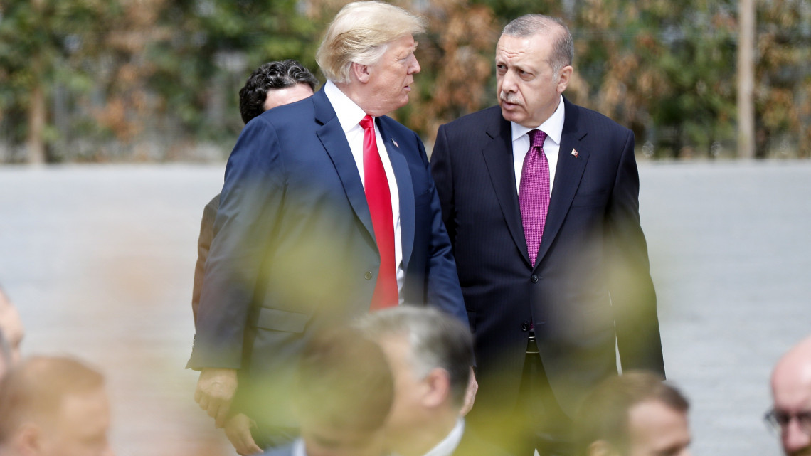 Brüsszel, 2018. július 11.Donald Trump amerikai elnök (b) és Recep Tayyip Erdogan török elnök a NATO kétnapos brüsszeli csúcsértekezletének első napján, 2018. július 11-én. (MTI/EPA/Ian Langsdon)