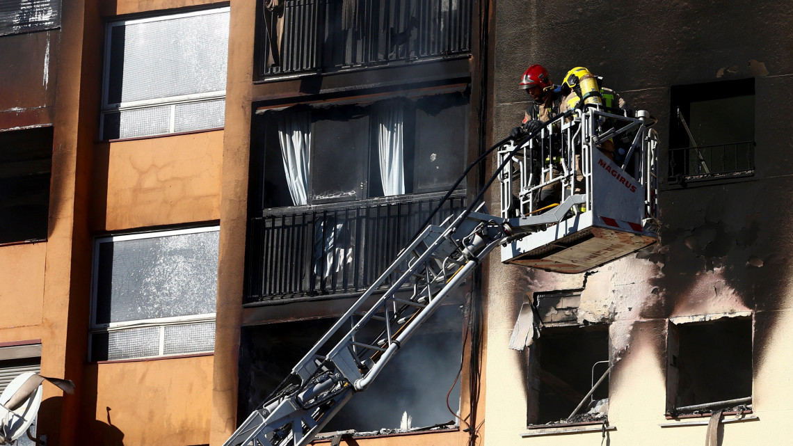 Tűzoltók a Barcelona tartományban fekvő Badalonában történt lakástűz helyszínén 2019. január 5-én. A tűzben három ember életét vesztette, tizenöt megsebesült. A tűz okát mág vizsgálják.
