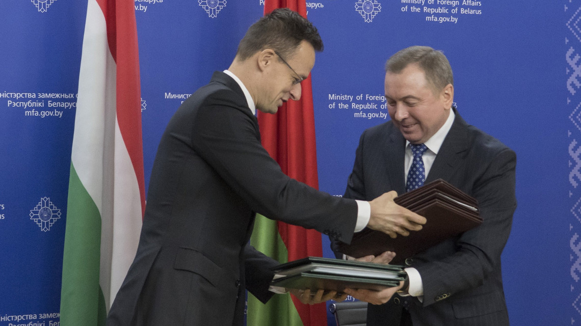 A Külgazdasági és Külügyminisztérium (KKM) által közreadott képen Szijjártó Péter külgazdasági és külügyminiszter (b) és Uladzimir Makej fehérorosz külügyminiszter kicseréli a dokumentumokat a két ország közötti beruházásvédelmi megállapodás és szándéknyilatkozat, valamint a régióközi együttműködés előmozdításáról szóló egyezmény aláírását követően Minszkben 2019. január 14-én.