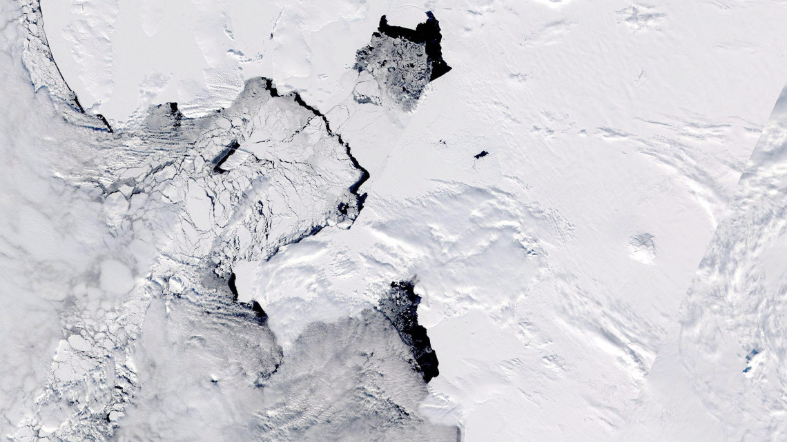 Antarktisz, 2013. november 15.A NASA által 2013. november 15-én közreadott műholdkép egy hatalmas jéghegyről, amely az antarktiszi Pine Island gleccserről szakadt le júliusban. A Szingapúr méretű, 700 négyzetkilométeres jéghegy nagyban befolyásolhatja a hajózási útvonalakat, ezért a kutatók megpróbálják előre jelezni a mozgását. A felvétel 2013. november 13-án készült. (MTI/ANSA)