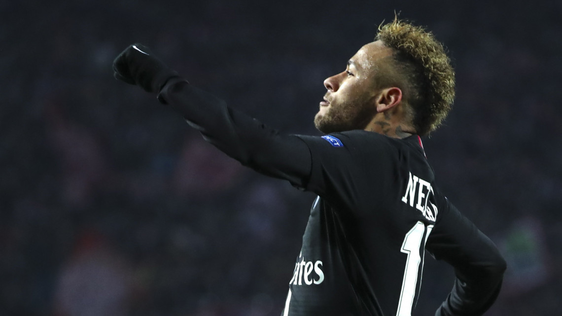 Neymar, a Paris Saint-Germain játékosa a gólját ünnepli a labdarúgó Bajnokok Ligája hatodik, utolsó fordulójában, a C csoportban játszott Crvena zvezda - Paris Saint-Germain mérkőzésen Belgrádban 2018. december 11-én.