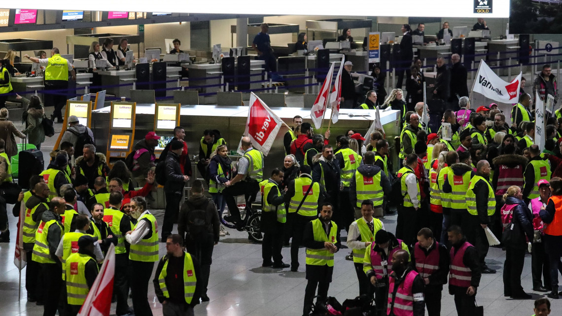 Sztrájkolók a frankfurti nemzetközi repülőtéren 2019. január 15-én, amikor a ver.di szakszervezet felhívására Németország nyolc légi kikötőjében sztrájkolnak a biztonsági szolgálatok béremelést követelő dolgozói.