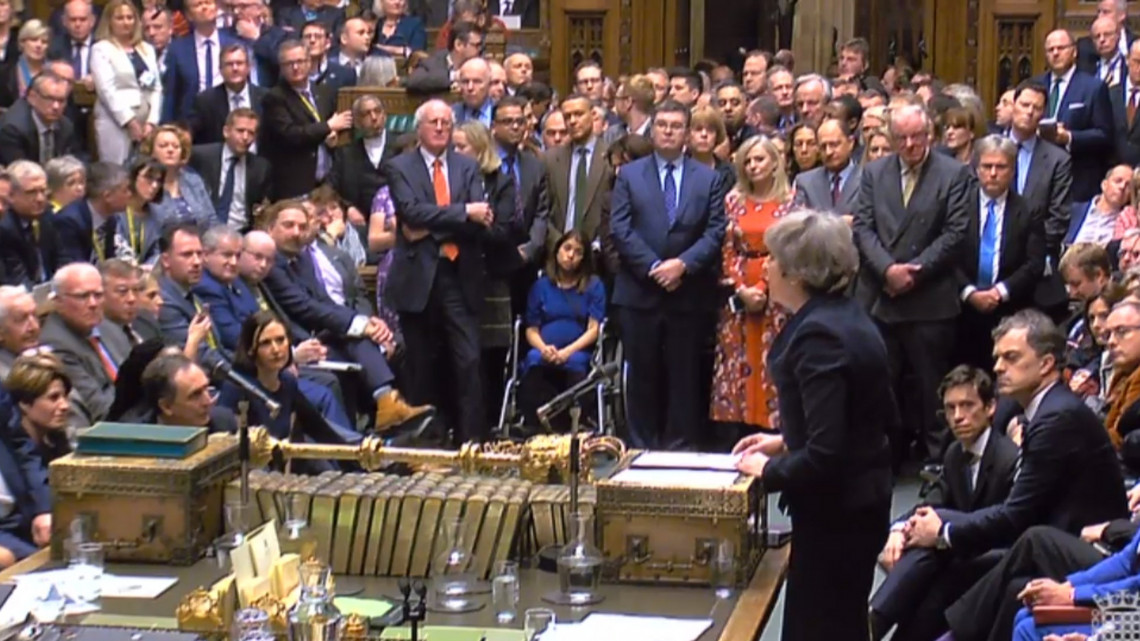 A brit parlament videokészítő osztálya által közreadott, videofelvételről készített képen Theresa May miniszterelnök (j) felszólal, miután az alsóház hatalmas arányban elutasította a brit európai uniós tagság megszűnésének (brexit) feltételeiről szóló megállapodást a londoni parlamentben 2019. január 15-én.