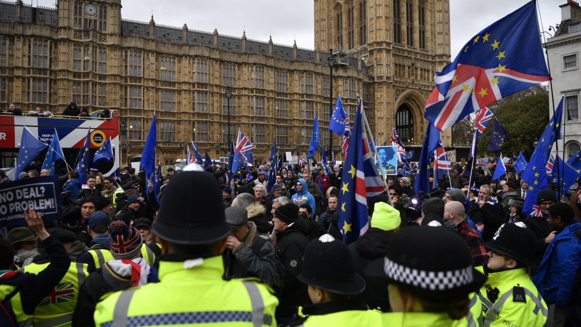 A brexitet ellenzők tüntetnek a londoni parlament előtt 2019. január 15-én. A brit parlament alsóháza ezen a napon szavaz a brit európai uniós tagság megszűnésének (brexit) feltételeiről szóló megállapodásról.