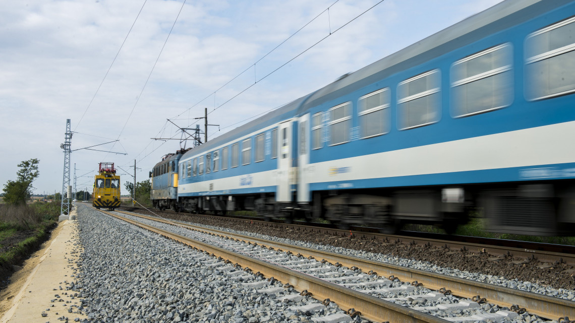 Szakemberek felsővezetéket szerelnek a Százhalombatta-Pusztaszabolcs vasútvonal felújítási munkálatai során Pusztaszabolcs közelében 2018. október 3-án.