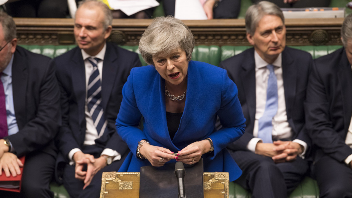 Theresa May brit miniszterelnök felszólal a kormánya ellen benyújtott ellenzéki bizalmatlansági indítványról szóló szavazás előtt a londoni parlamentben 2019. január 16-án. Az előző nap a képviselők nagy többsége elutasította a brit EU-tagság megszűnésének feltételrendszeréről az Európai Unióval kötött megállapodást.