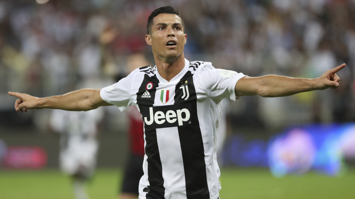 Cristiano Ronaldo, a Juventus játékosa ünnepel, miután gólt szerzett az AC Milan ellen az olasz labdarúgó Szuperkupáért játszott mérkőzésen a dzsiddai Abdullah király stadionban 2019. január 16-án.