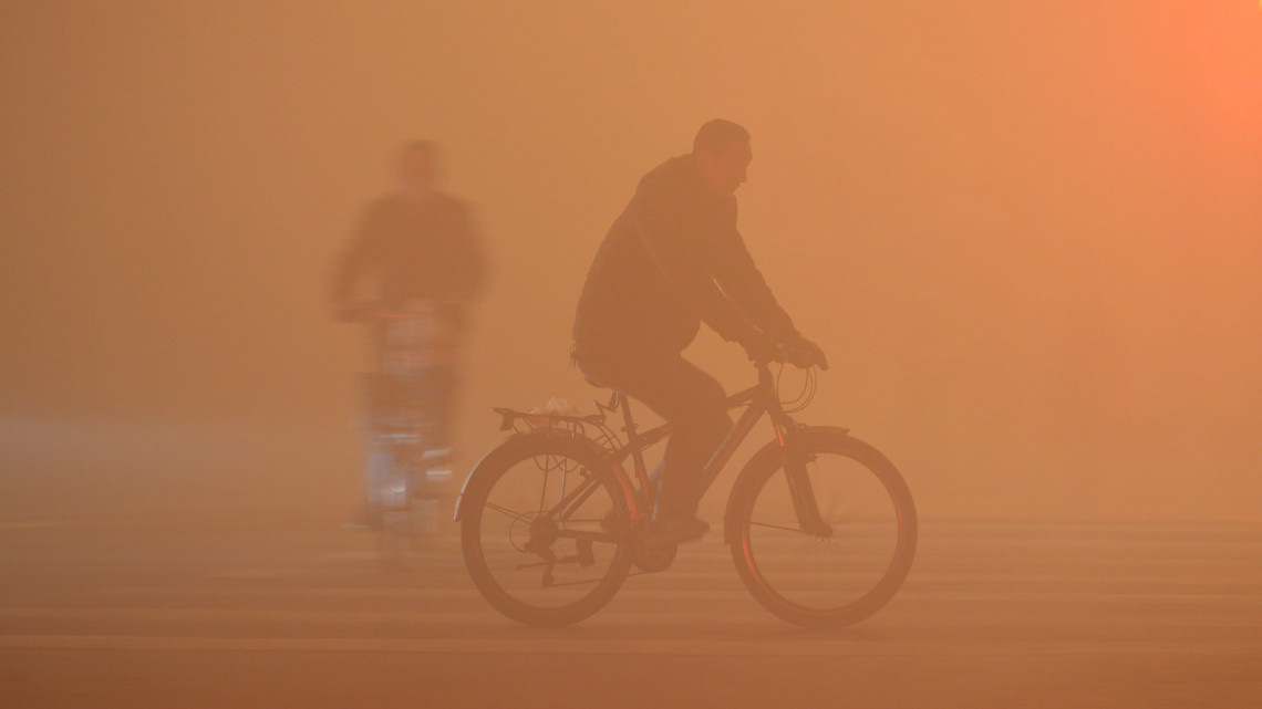 Fujang, 2017. január 3.Sűrű ködben közlekedő kerékpáros az északnyugat-kínai Fujang belvárosában 2017. január 3-án. Több kínai tartományban és a fővárosban napok óta súlyos a levegő szennyezettsége, amelyet a sűrű köd csak súlyosbít. (MTI/EPA/Ming An)