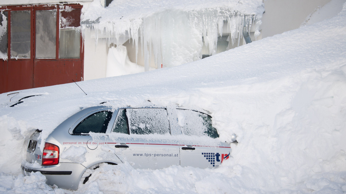 Hóban rekedt autó az ausztriai Tirol tartományban lévő Galtür településen 2019. január 15-én. Az ismétlődő nagy hóesés súlyos gondokat okoz a közlekedésben Ausztria nagy részében. Ausztria Voralberg és Tirol tartományában a legmagasabb szintű  lavinaveszély van érvényben.