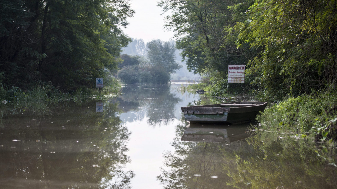 Egy csónak áll egy elöntött úton Drávaszabolcs közelében 2014. szeptember 19-én reggel. A Dráva magas vízállása miatt harmadfokú árvízkészültség van érvényben.