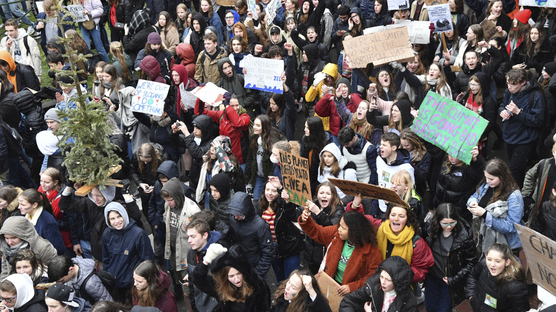Az éghajlatváltozás ellen hathatósabb intézkedéseket követelve tüntetnek az Ifjúság az Éghajlatért nevű mozgalomhoz tartozó diákok 2019. január 17-én.