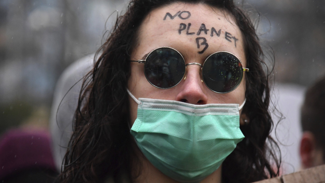 Brüsszel, 2019. január 17.
Az éghajlatváltozás ellen hathatósabb intézkedéseket követelve tüntetnek az Ifjúság az Éghajlatért nevű mozgalomhoz tartozó diákok 2019. január 17-én. A felirat jelentése: nincs B bolygó.
MTI/AP/Geert Vanden Wijngaert