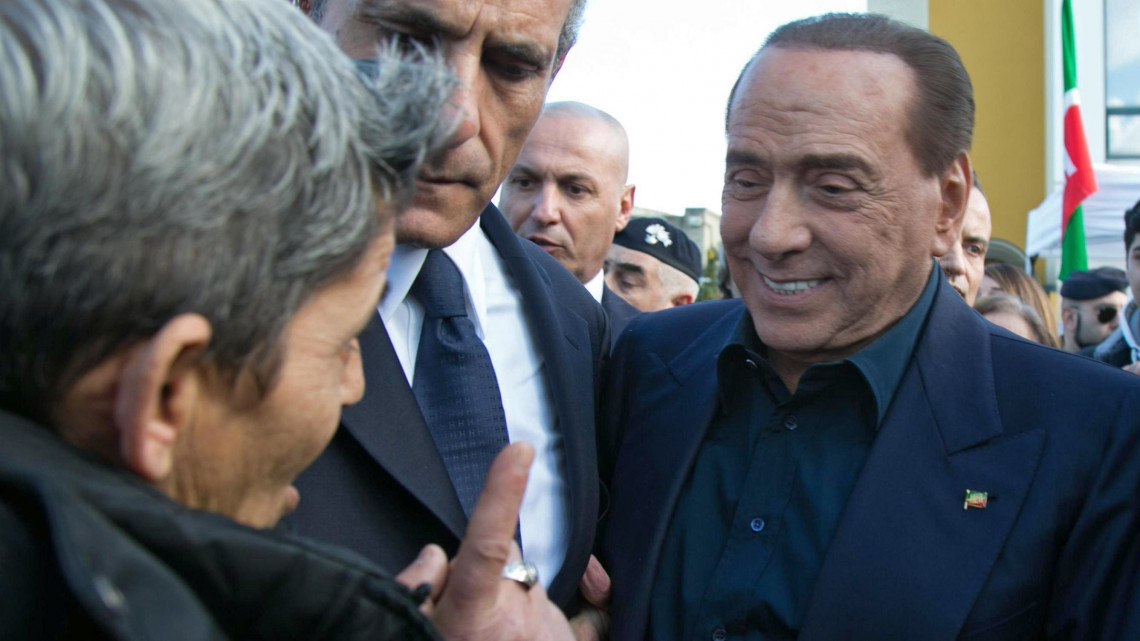 Silvio Berlusconi volt miniszterelnök, az ellenzéki jobbközép Forza Italia (Hajrá Olaszország) párt vezetője (j) beszél egyik támogatójával a Szardínia szigetén fekvő Monserratóban 2019. január 17-én. A 82 éves milliárdos bejelentette, hogy felelősségérzetből jelölteti magát a májusi európai  parlamenti választásokon. A többszörös volt olasz miniszterelnököt 2013-ban adócsalásért jogerősen elítélték, majd ezért megfosztották parlamenti mandátumától, 2018 májusában nyerte vissza választó- és politikagyakorlási jogait.