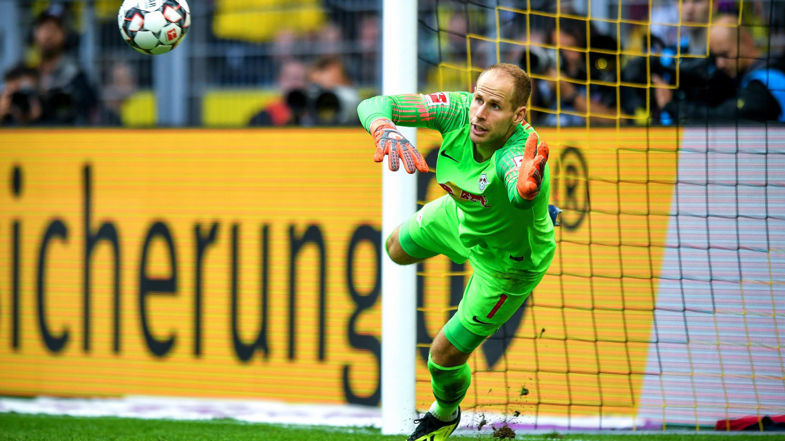 Dortmund, 2018. augusztus 26.Gulácsi Péter, az RB Leipzig kapusa gólt kap a Borussia Dortmundtól a német első osztályú labdarúgó-bajnokság első fordulójában 2018. augusztus 26-án.  (MTI/EPA/Sascha Steinbach)