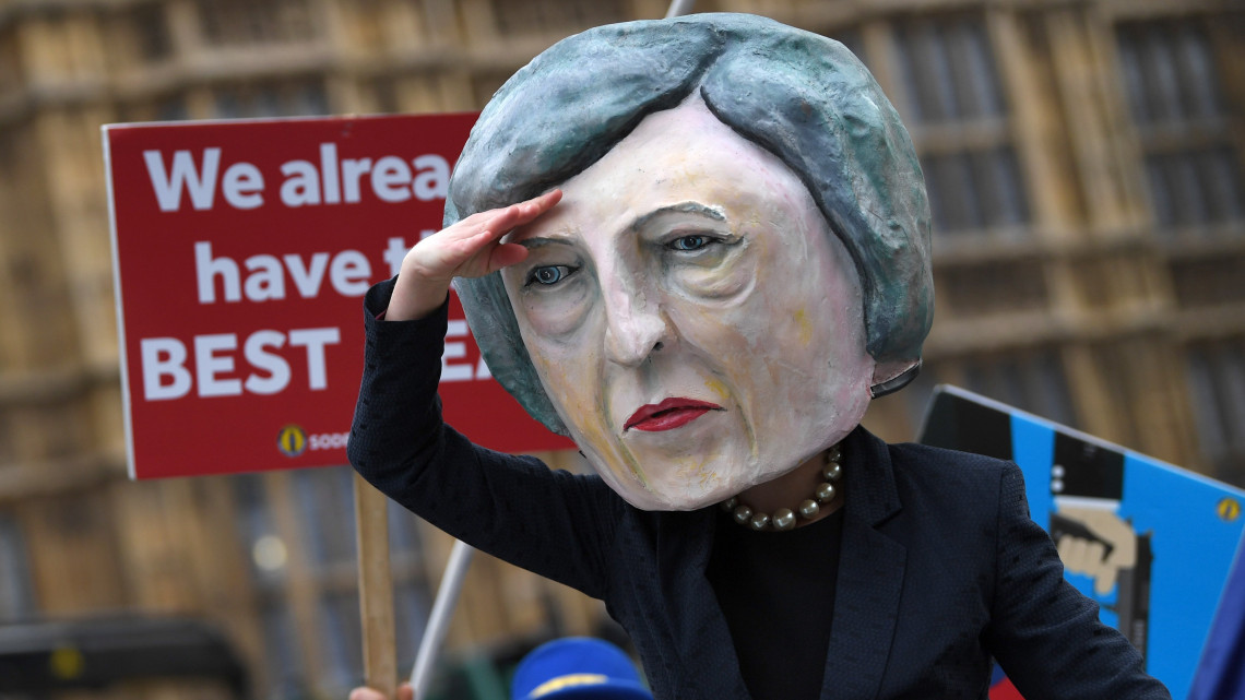 A Nagy-Britannia Európai Unióból való kilépését (Brexit) ellenző tüntetők egyike Theresa May brit miniszterelnöknek öltözve egy Titanic című film egyik jelenetét adja elő a brit parlament épületénél 2019. január 15-én. A brit parlament alsóháza ezen a napon szavaz a brit európai uniós tagság megszűnésének (Brexit) feltételeiről szóló megállapodásról.