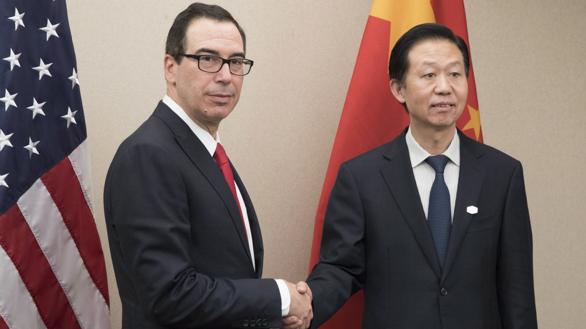 Washington, 2017. április 21.Steven Mnuchin amerikai (b) és Hsziao Csie kínai pénzügyminiszter találkozója  a Nemzetközi Valutaalap, az IMF washingtoni székházában 2017. április 21-én. Hsziao az IMF és a Világbank tavaszi találkozóinak alkalmából tartózkodik az amerikai fővárosban. (MTI/EPA/Michael Reynolds)