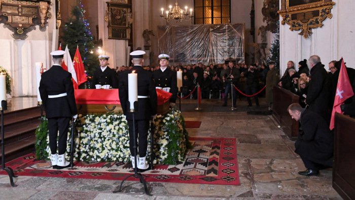 Megkezdődött a meggyilkolt lengyel polgármester temetése