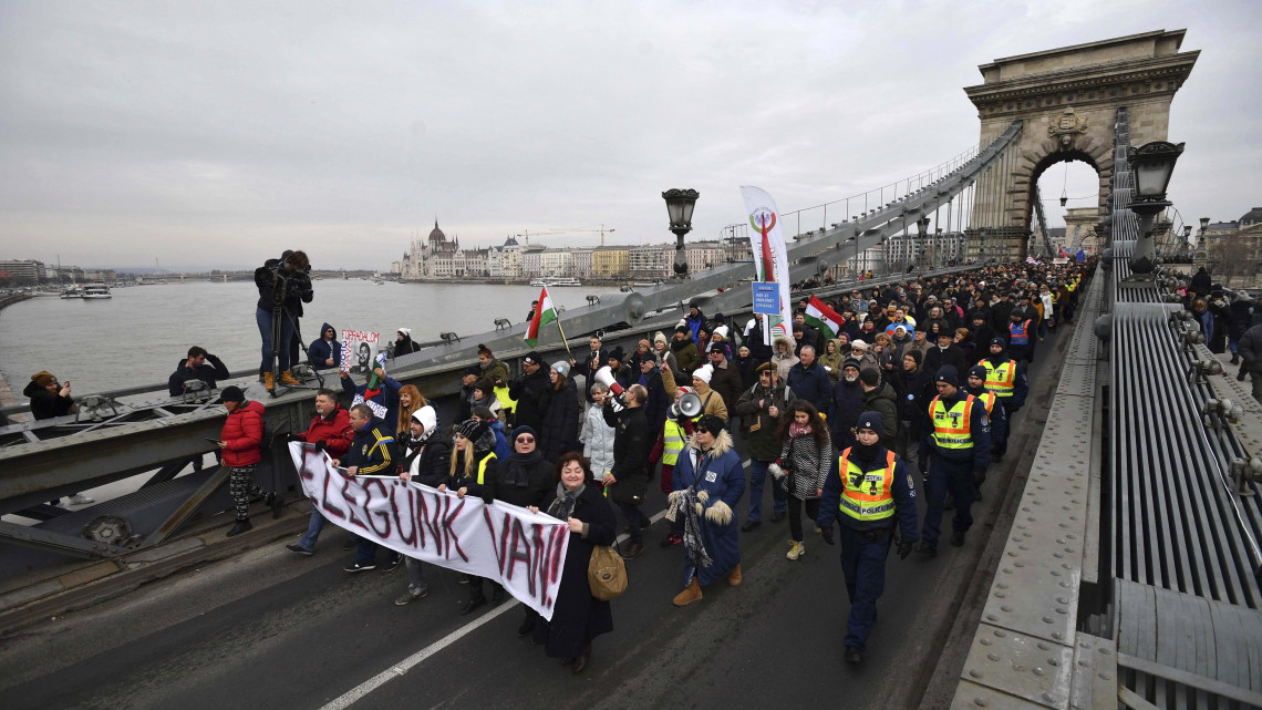 Résztvevők a munka törvénykönyvének az önkéntes túlmunkaidő bővítéséről szóló módosítása elleni tüntetésen a Lánchídon 2019. január 19-én.