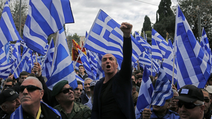 Könnygázt használt a rendőrség, hogy feloszlassa a dühödten tiltakozó tömeget Athénban