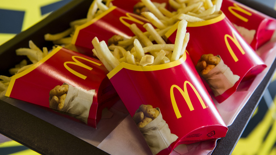 Olajban sült hasábburgonya a McDonalds új éttermében Gyöngyösön az avatóünnepség napján, 2018. június 20-án.