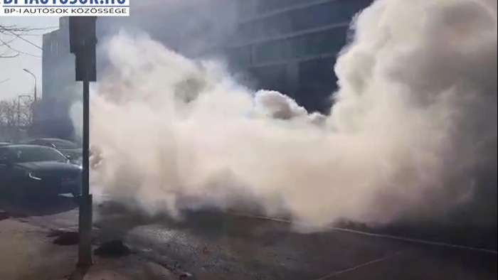 Videó: hatalmas füsttel ég egy autó a Soroksári út közepén