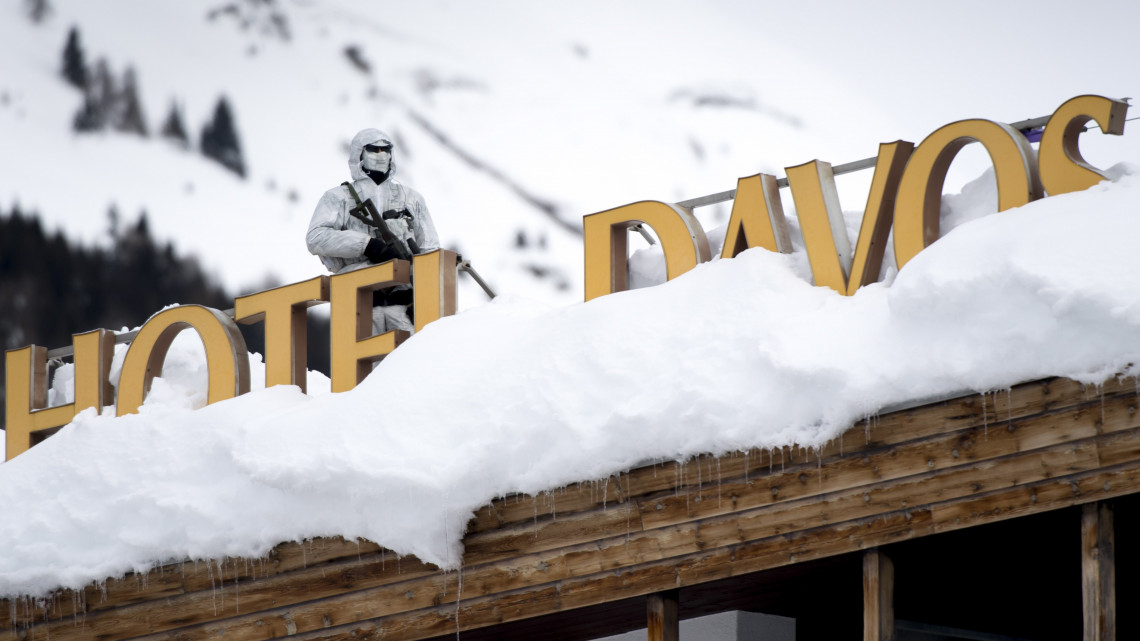 Fegyveres rendőr a 49. Világgazdasági Fórumnak otthont adó kongresszusi központ tetején a svájci Davosban 2019. január 21-én. A nemzetközi tanácskozást január 22. és 25. között rendezik.