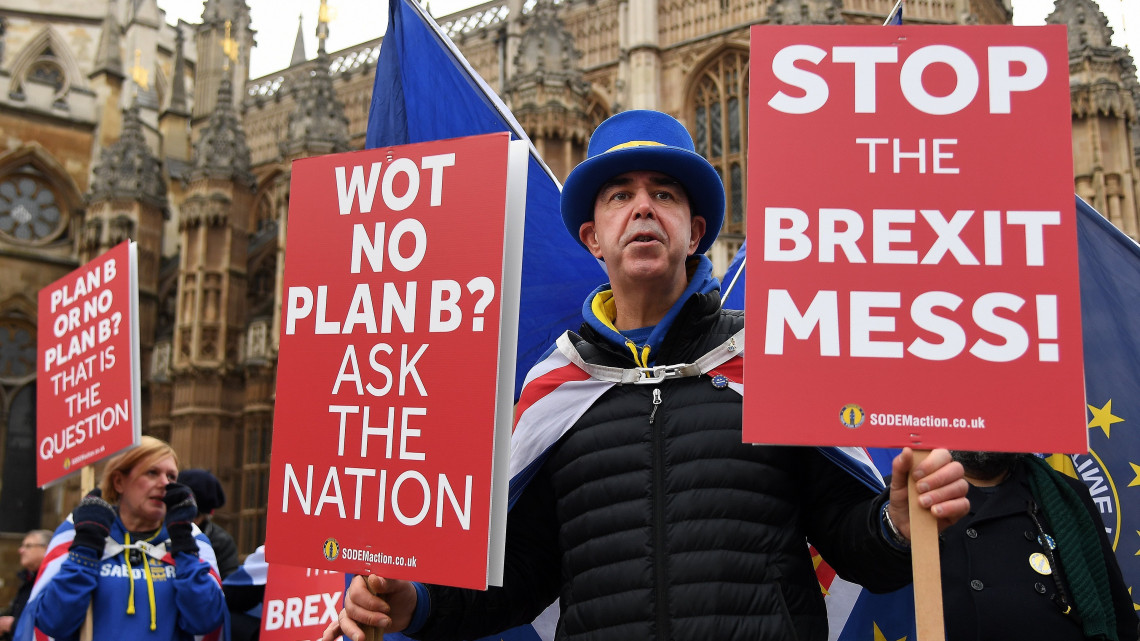 Nagy-Britannia Európai Unióból való kilépését (Brexit) ellenző tüntetők transzparesekkel a kezükben a brit parlament épületénél, Londonban 2019. január 21-én. Theresa May brit miniszterelnök ezen a napon a parlament alsóháza elé terjeszti állásfoglalását és új cselekvési tervét a brit EU-tagság megszűnésével kapcsolatban, miután a testület nagy többséggel elutasította a Brexit feltételrendszeréről az EU-val novemberben elért megállapodást.