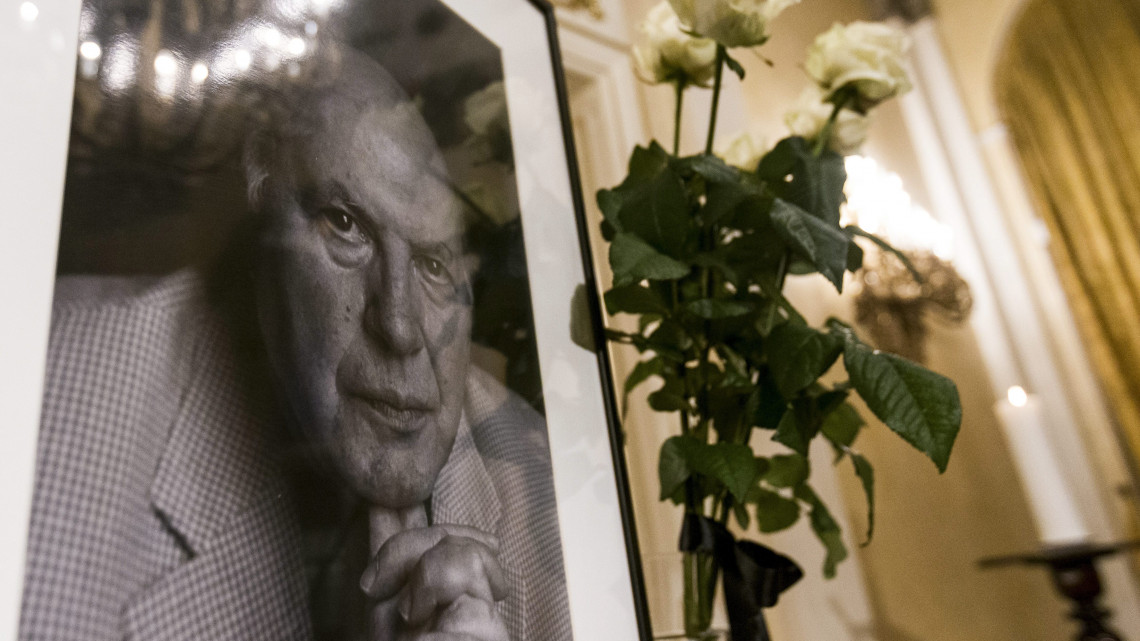 Kertész Imre Nobel-díjas író portréja a Petőfi Irodalmi Múzeum Dísztermében, ahol a hajnalban elhunyt írótól felolvasással búcsúznak írótársai és olvasói 2016. március 31-én. 