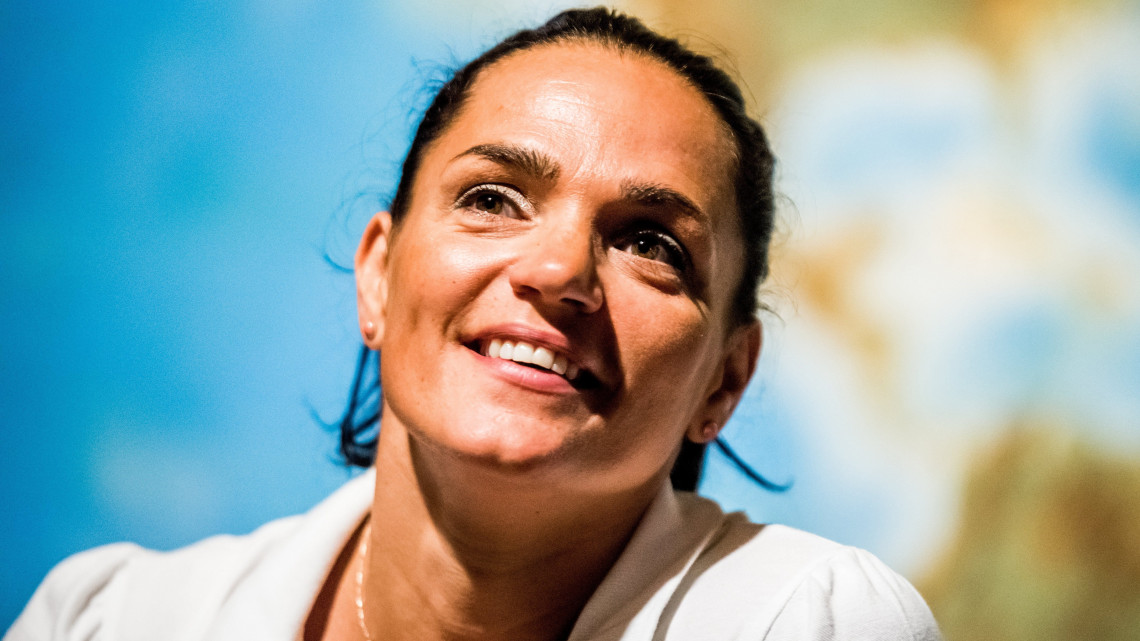 Kovács Katalin kajakozó sajtótájékoztatót tart egy fővárosi vendéglátóhelyen 2016. július 29-én. A háromszoros olimpiai és 31-szeres világbajnok sportoló bejelentette visszavonulását.